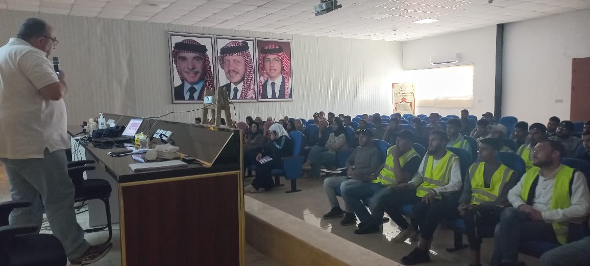 متحدث أمام حضور