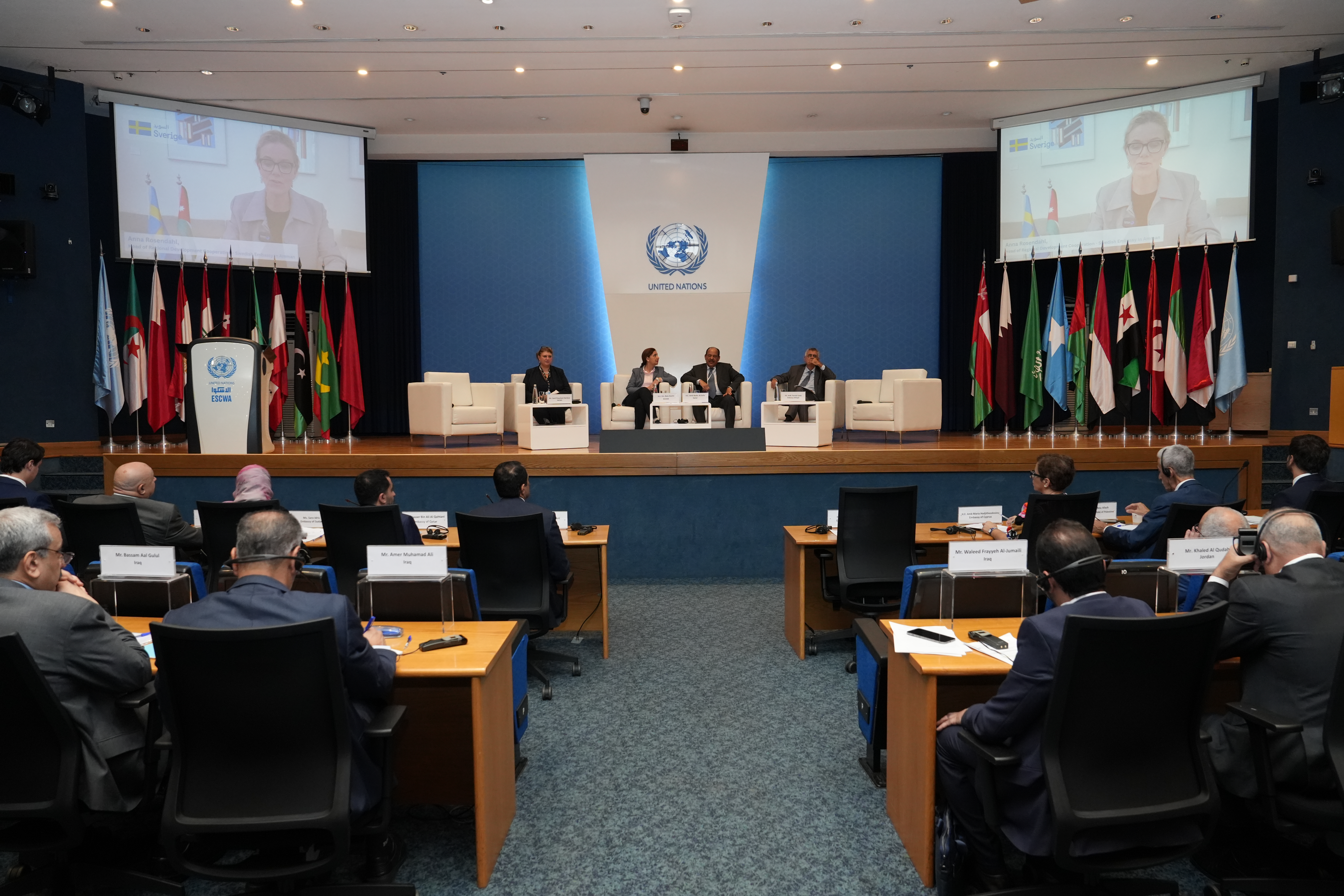 حضور يتفرجون على مجموعة من المتحدثين