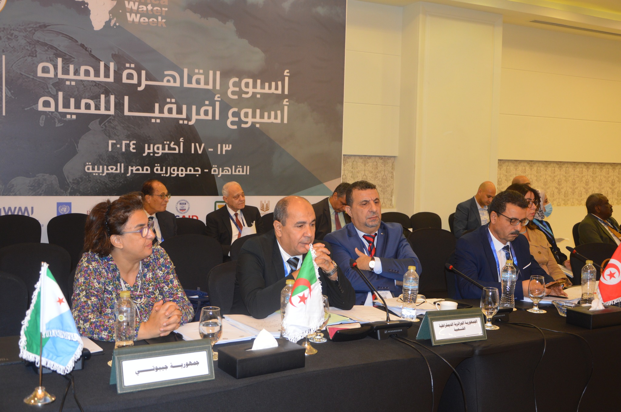 مشاركون جالسون على طاولة الاجتماعات