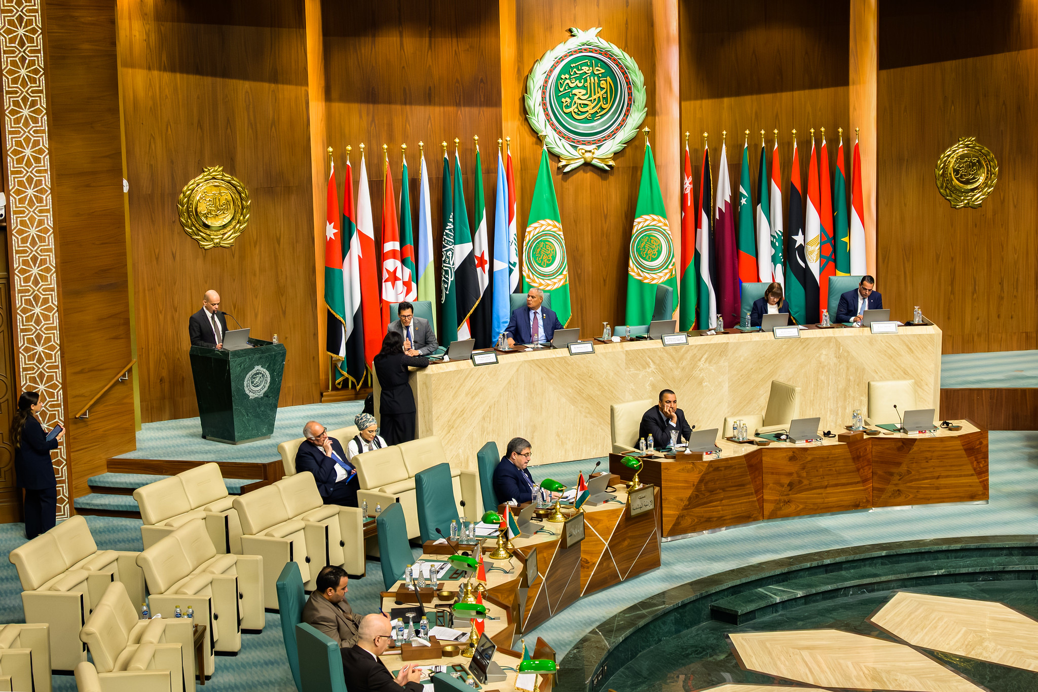 متحدثون