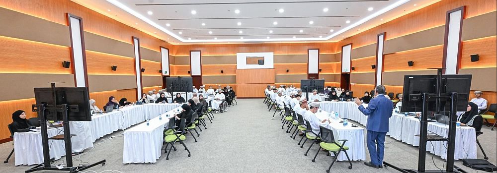 صورة تُظهر مكان انعقاد الورشة والمشاركين أثناء انخراطهم في عمل مجموعات