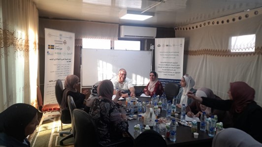 سيدات يستمعن إلى مدرب