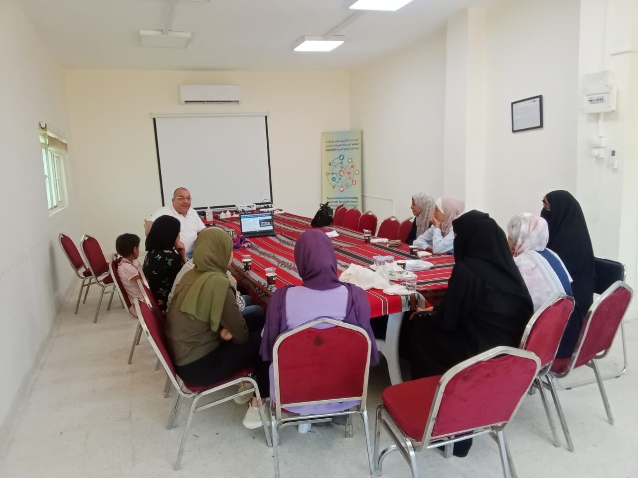 متحدث أمام سيدات