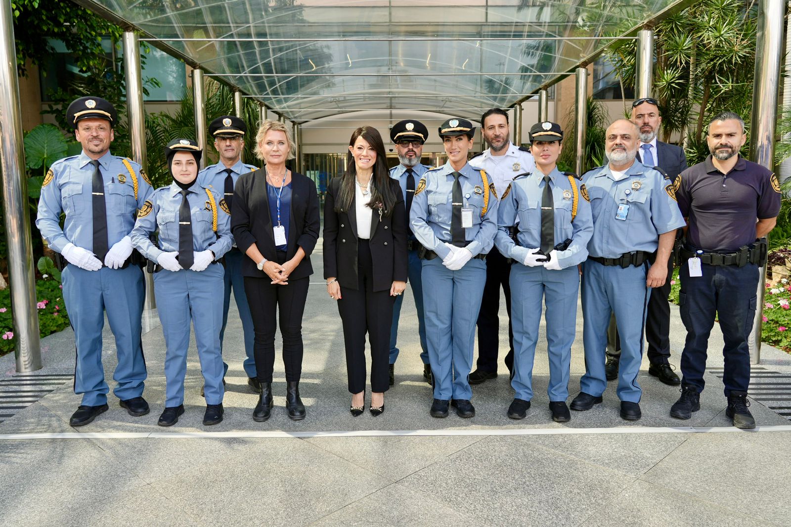 ES in a group photo with guard of honour