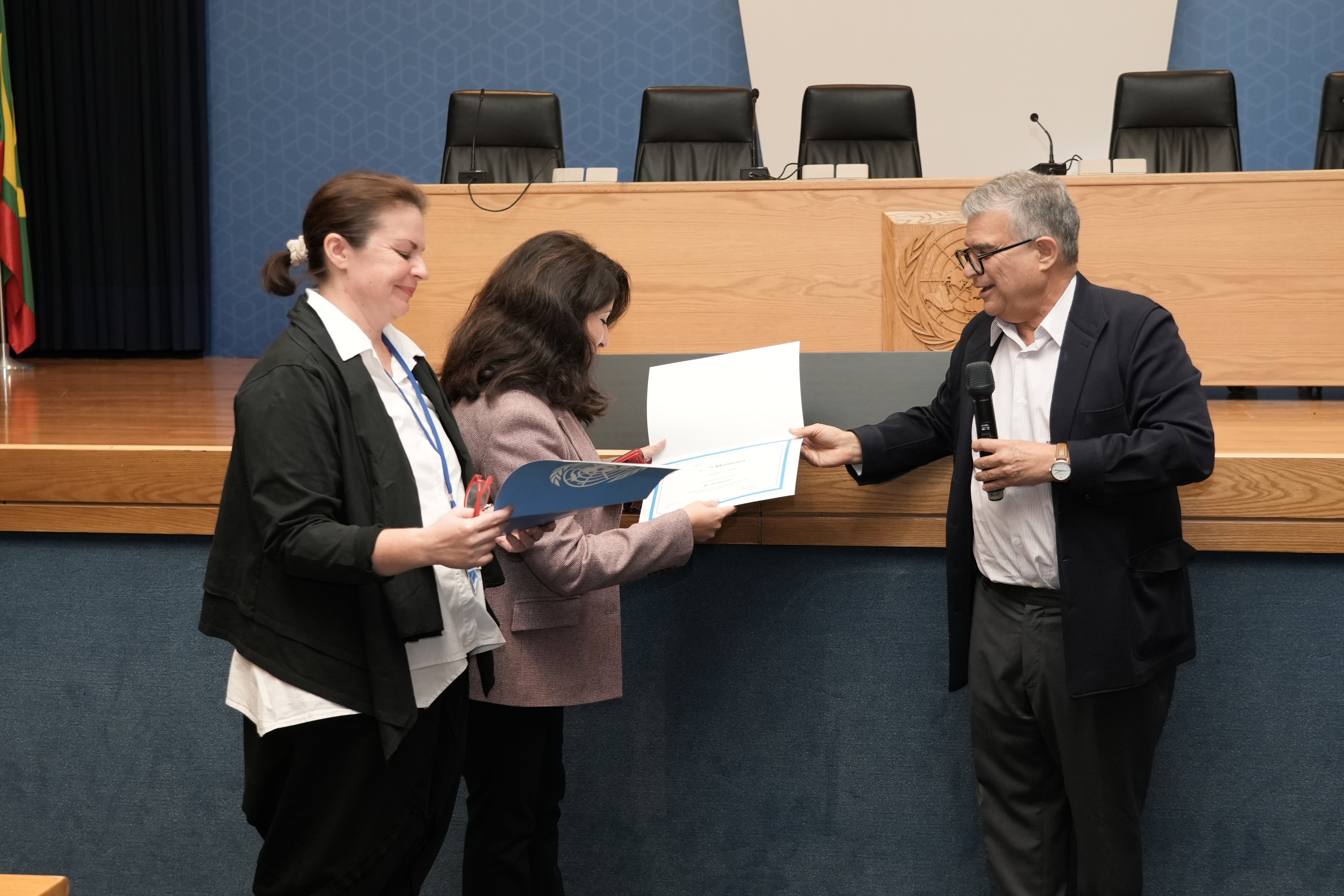 ES handing over the certificates to the winners