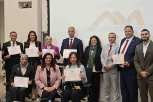 صورة جماعية:  شهادات إتمام التدريب