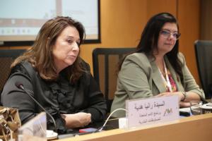 قيادة الأكاديمية في الواجهة