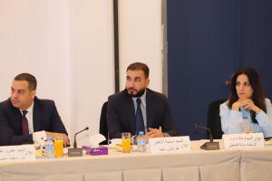 المشاركون يتابعون عرضاً تقديمياً