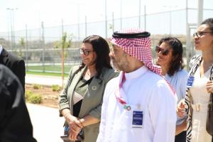 المشاركون خلال الزيارة الميدانية لمشروع مثلث الزهور الأخضر الريادي