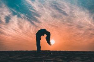 لعب الغروب في الأحساء