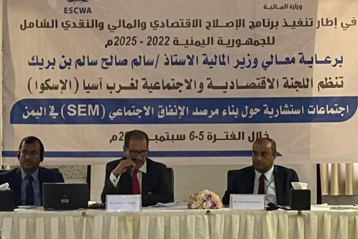 محاضرون ثلاثة خلف طاولة الاجتماع