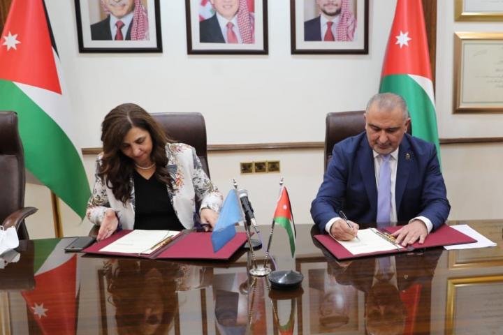 ESCWA Executive Secretary Rola Dashti and the Minister of Planning and International Cooperation Nasser Shraideh signing an agreement in Amman to technically support the Department of Statistics (DoS) in Jordan 
